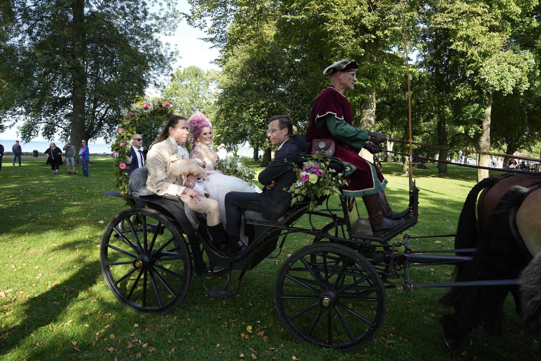 Efter vigseln åkte brudparet häst och vagn med statsministern och hans fru Birgitta Ed, som även vigde paret.