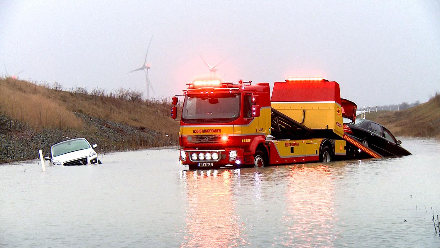 I Staffanstorp har flera bilar fastnat i stora vattenmassor på väg 108. Bärgare har skickats till platsen.