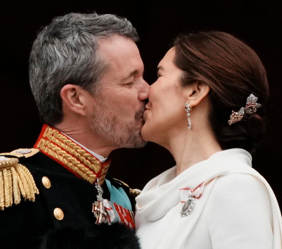 Första kyssen som kung Frederik och drottning Mary möttes av jubel från folket. 