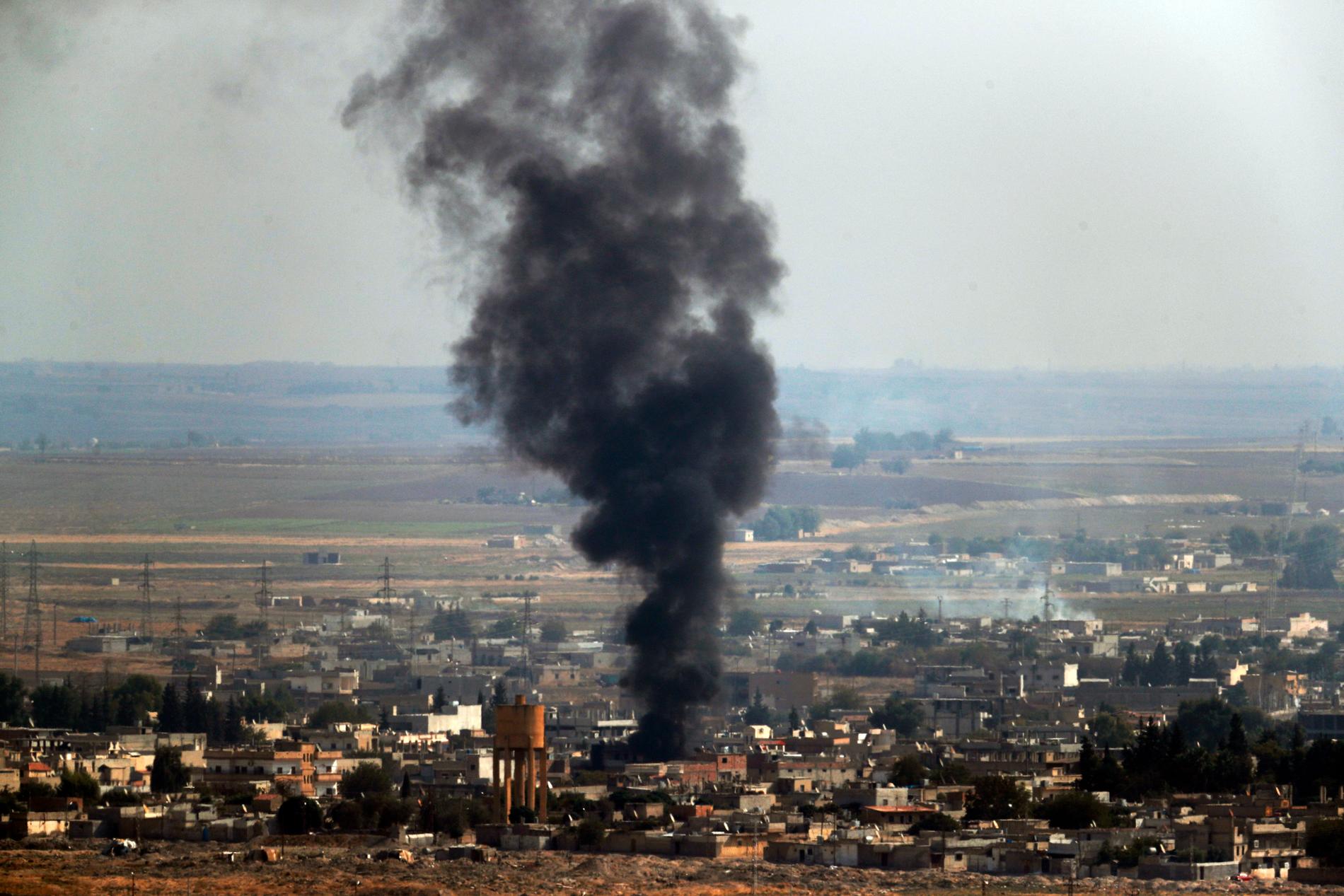 Rök stiger från syriska Ras al-Ayn på torsdagen efter beskjutning från turkiskt håll.