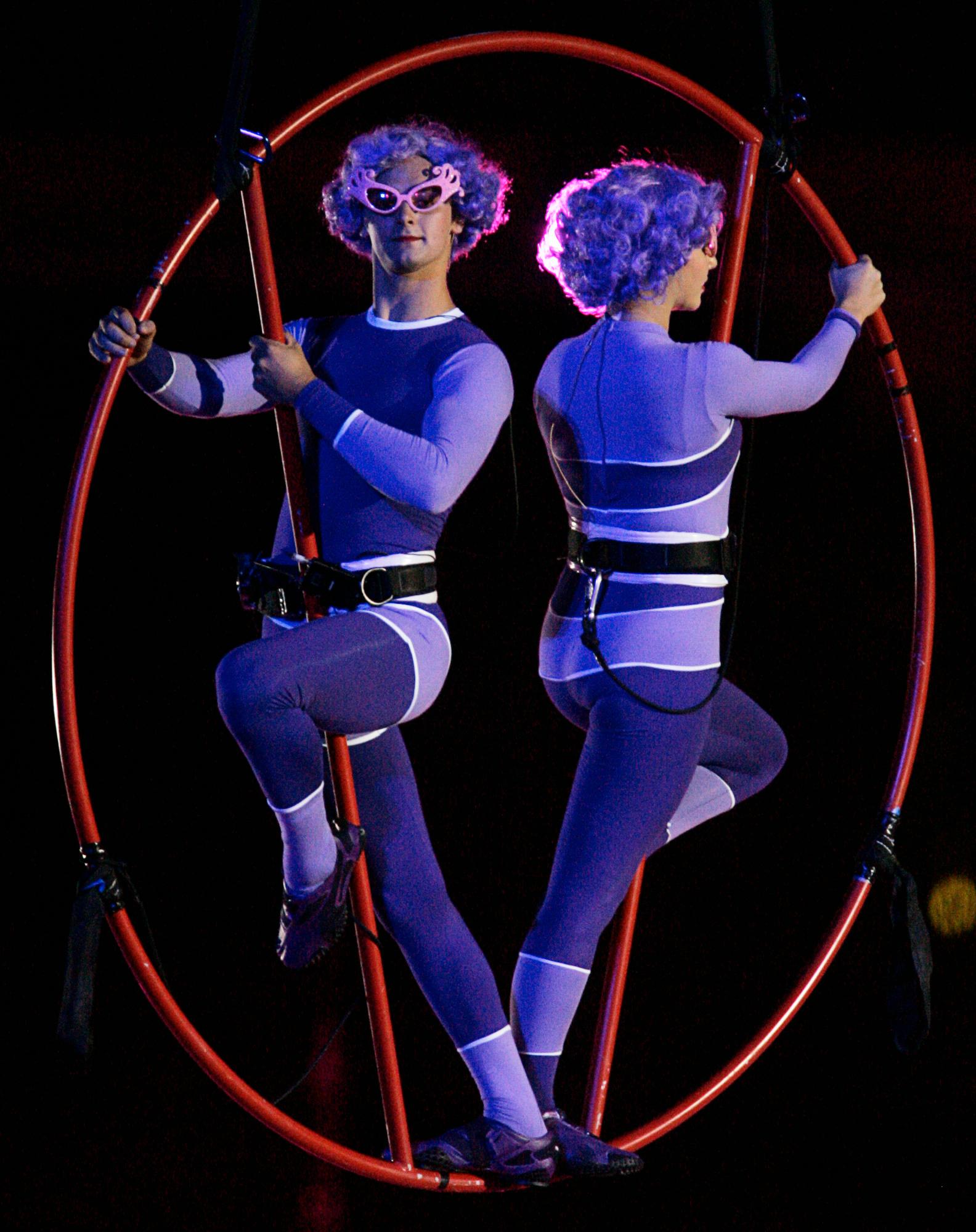 Akrobater utkläda till Dame Edna dansar på invigningsceremonin för Commonwealth Games i Australien 2006.