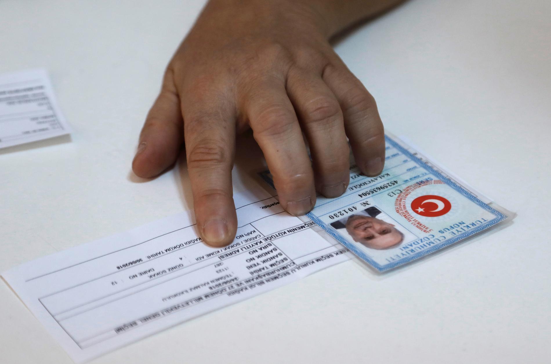 En valförättare kontrollerar en väljares id-kort i Ankara. Den turkiska oppositionen har upptäckt oegentligheter i vallängderna inför lokalvalen i mars. Arkivbild