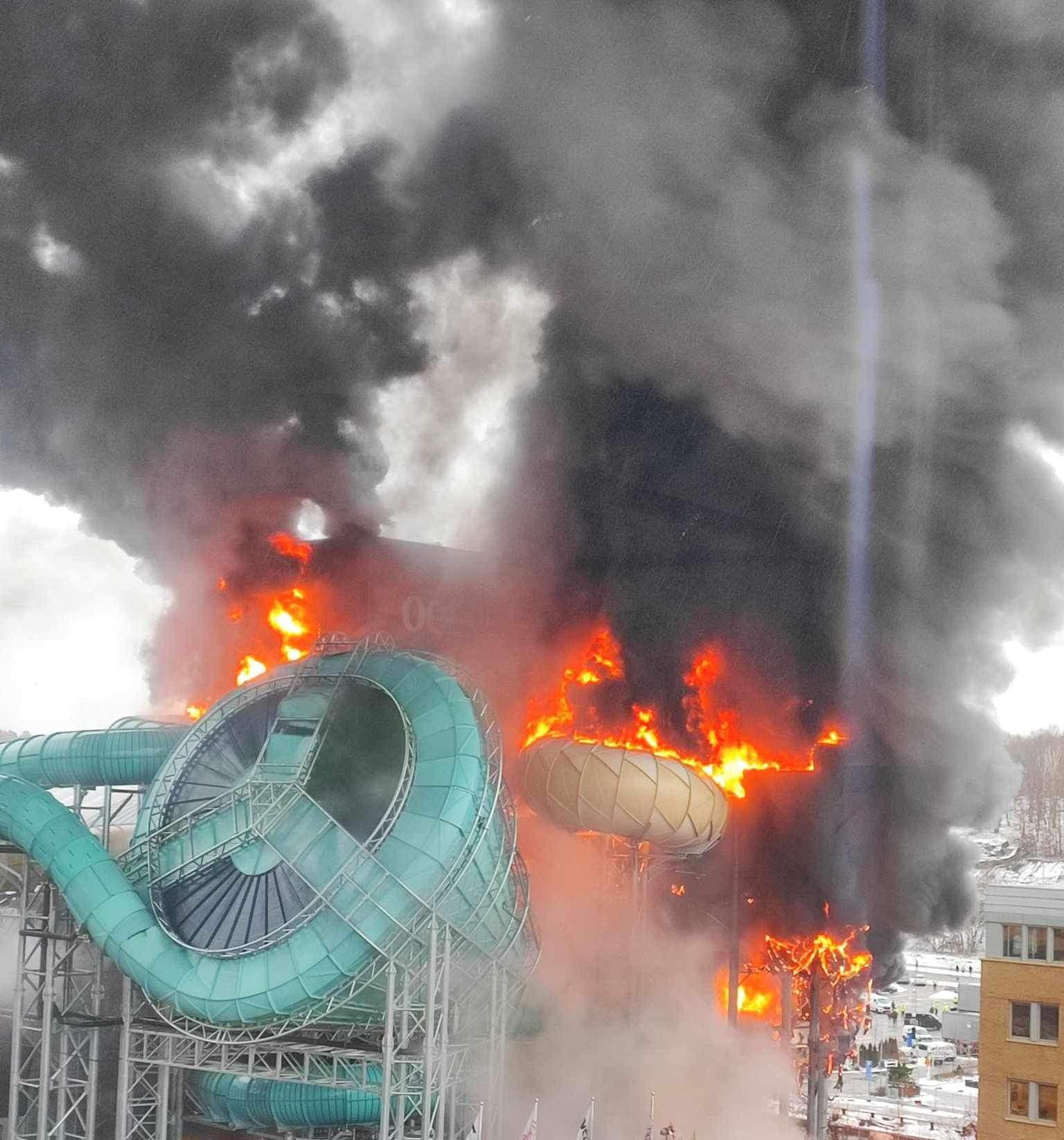 Stor brand härjar på Lisebergs nya vattenpark Oceana i Göteborg.
