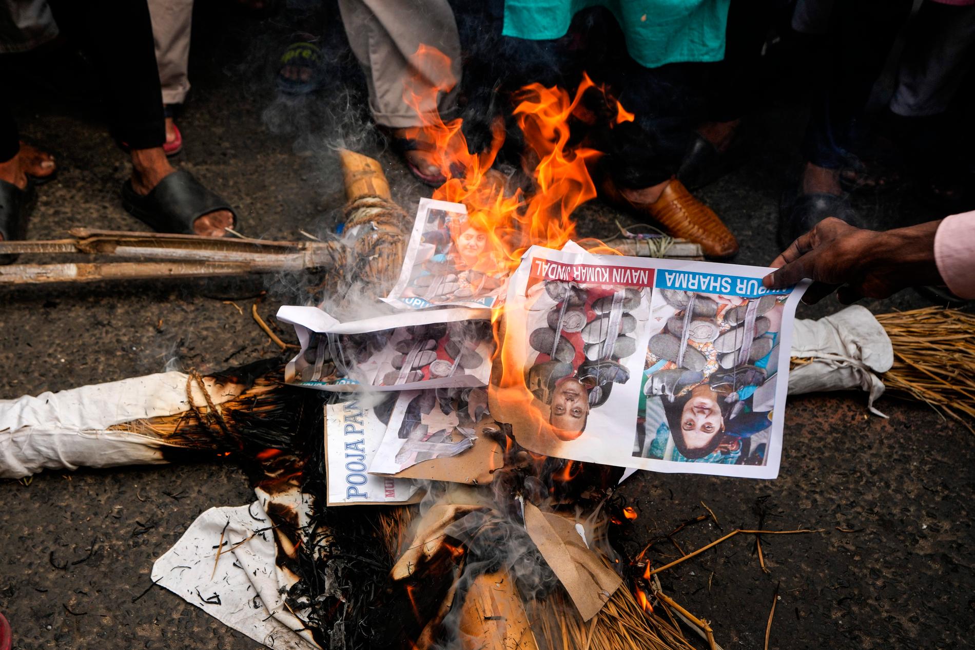 Uttalanden från två talespersoner för regeringspartiet BJP ligger bakom protesterna. I Calcutta bränder bilder av de två tjänstemännen.