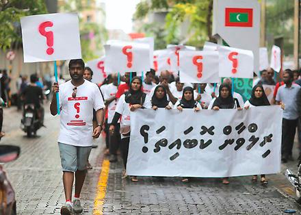 Efter att journalisten Ahmed Rilwan försvann inledde bloggaren Yameen Rashed en serie av demonstrationer i Maldivernas huvudstad Male’. På banderollen står ”Var är Rilwan?”. Den 23e april mördades Yameen Rasheed. 