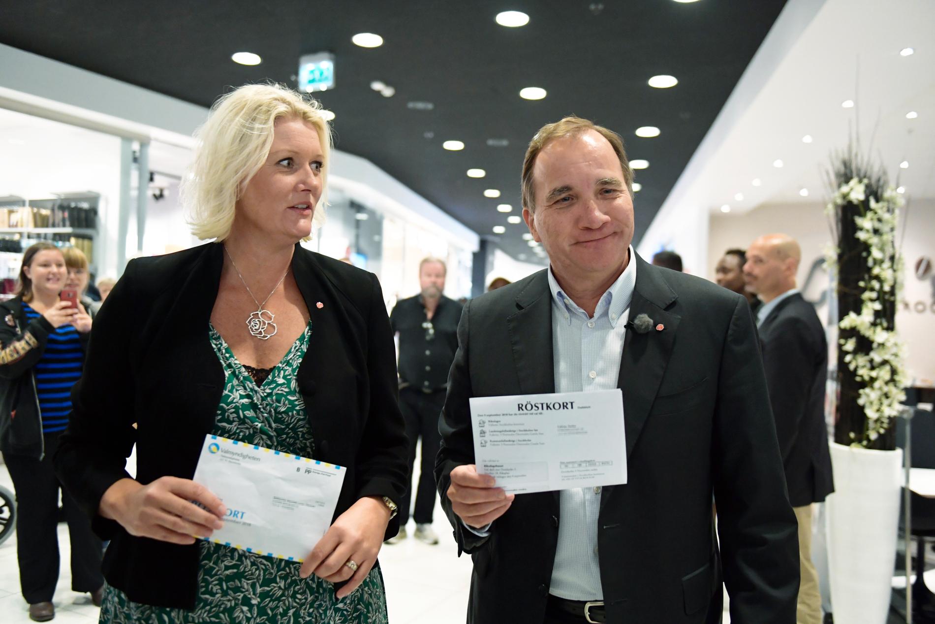Socialdemokraternas partisekreterare Lena Rådström Baastad och statsminister Stefan Löfven (S) i Örebro för att förtidsrösta i Vågen gallerian.