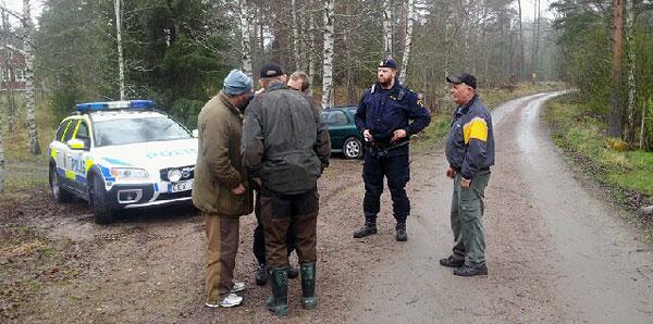 Jägare och polis på jakt efter björnen.
