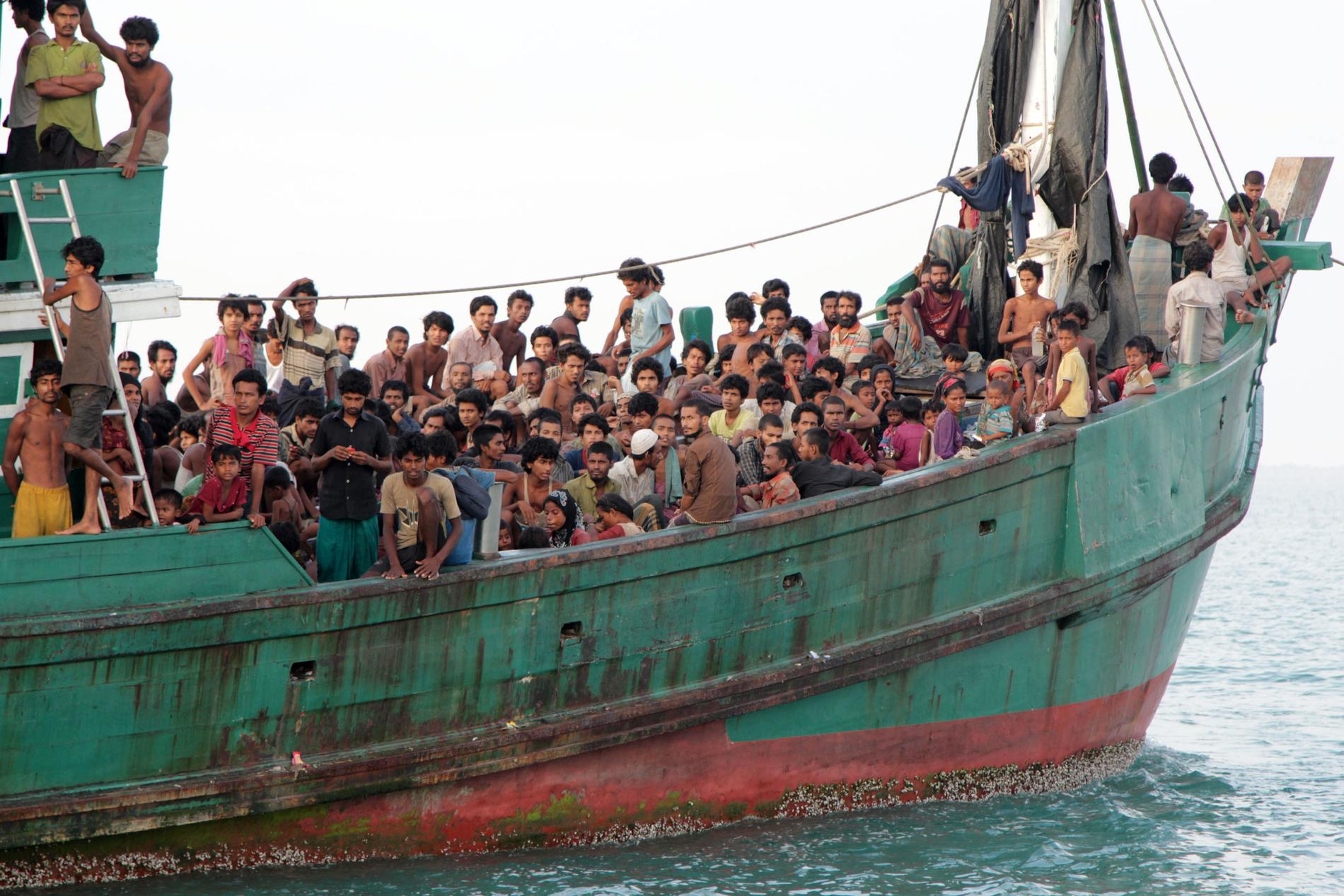 Migranter, däribland rohingyer från Myanmar, i en båt utanför Aceh i Indonesien i maj 2015. Arkivbild.