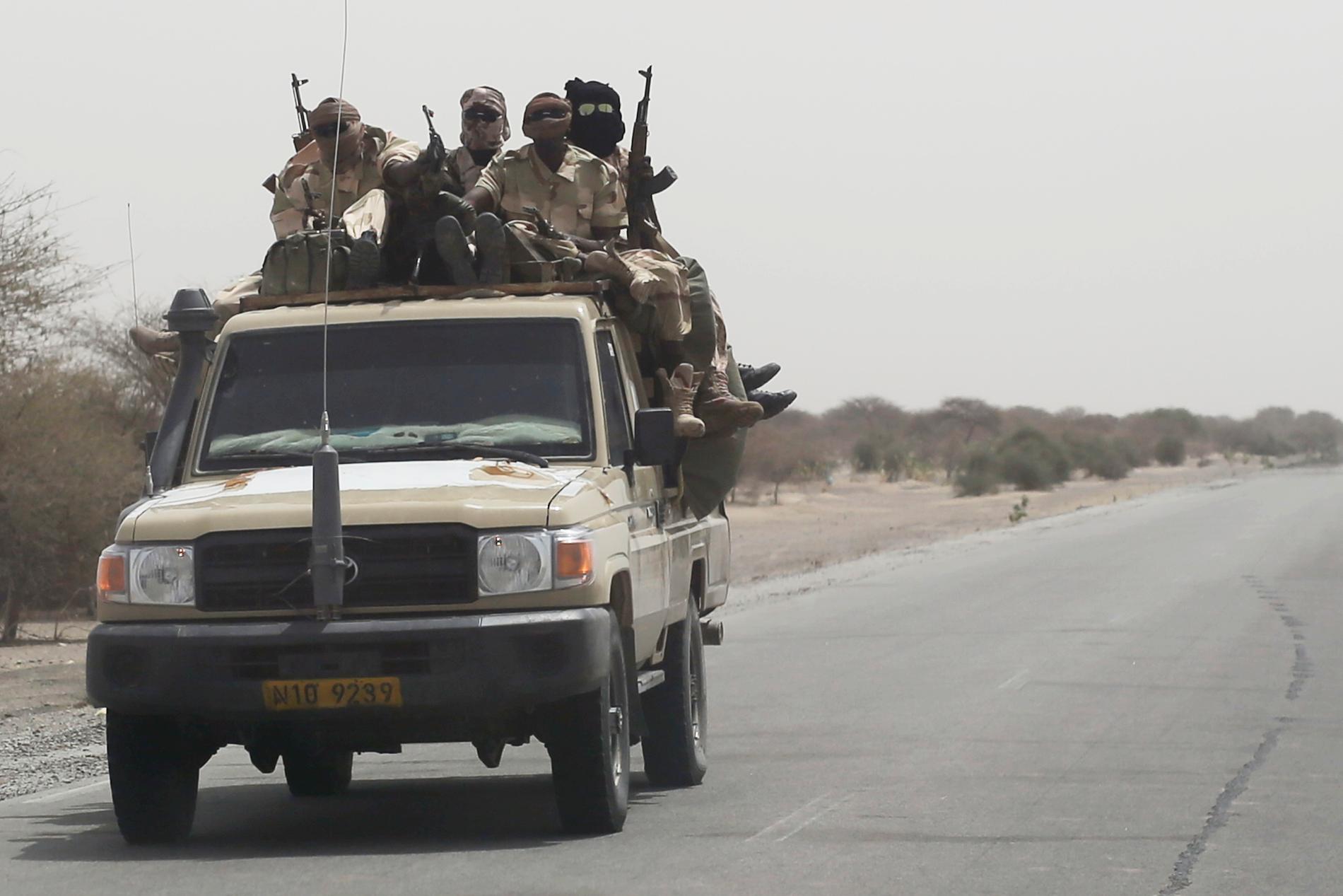 Tchadiska soldater på väg mot Tchadsjön. Arkivbild.