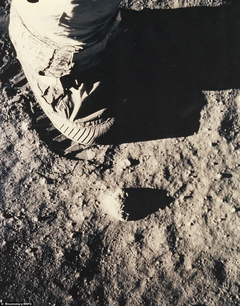 Buzz Aldrins fot på månen.