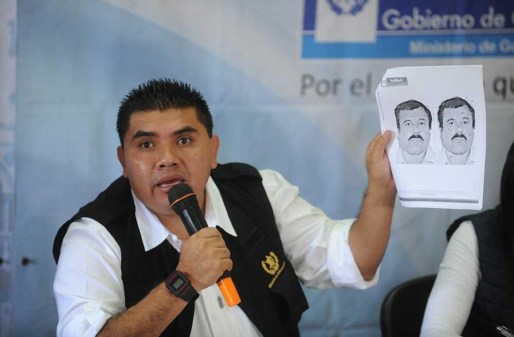 Elmer Sosa, minister i Guatemala, visar upp en bild av Joaquin Guzman under en presskonferens i landet. Även där är man på tårna efter knarkbaronens flykt