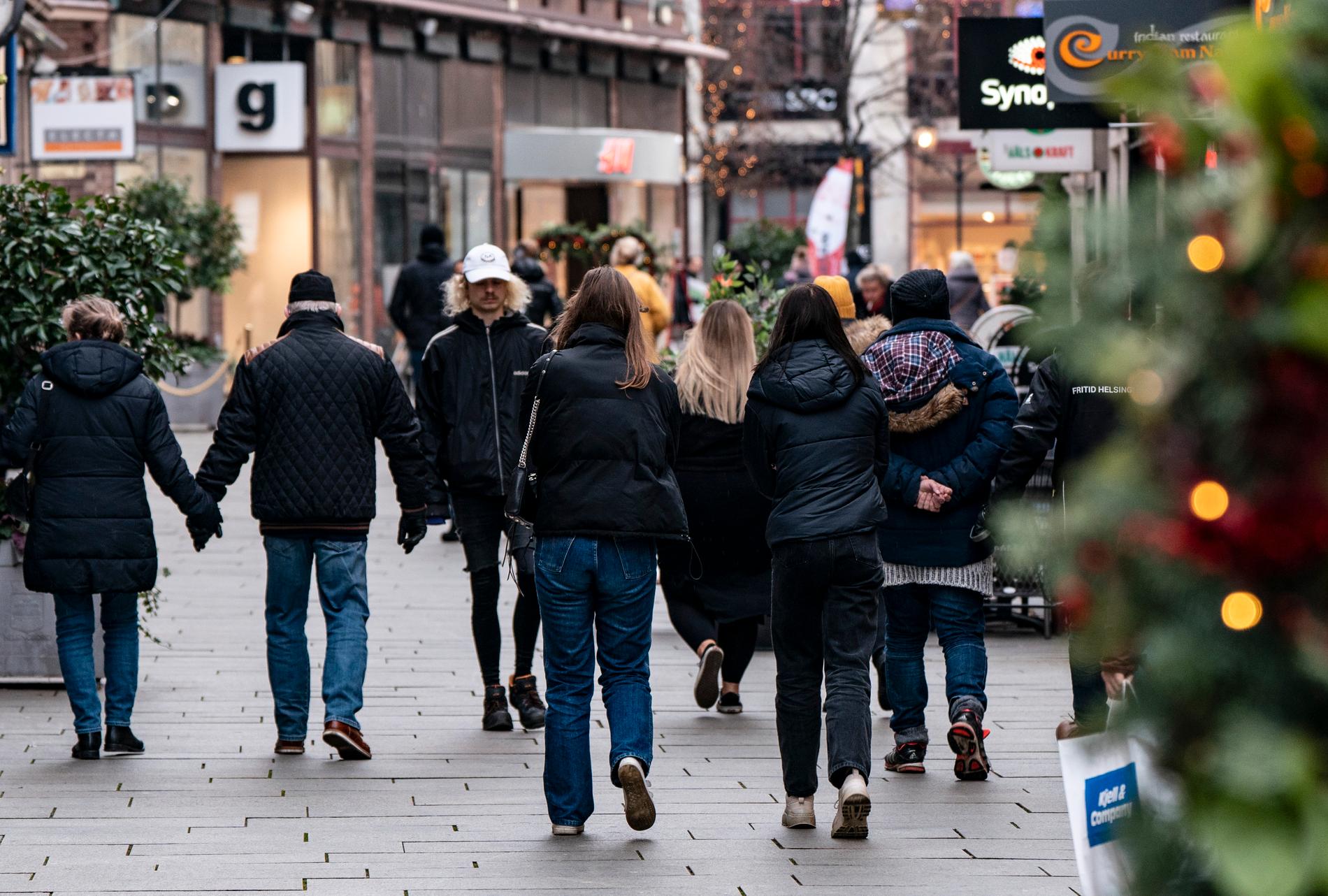 Smittspridningen är fortfarande omfattande i Sverige. Här folkliv på affärsgatan Kullagatan i skånska Helsingborg i december.
