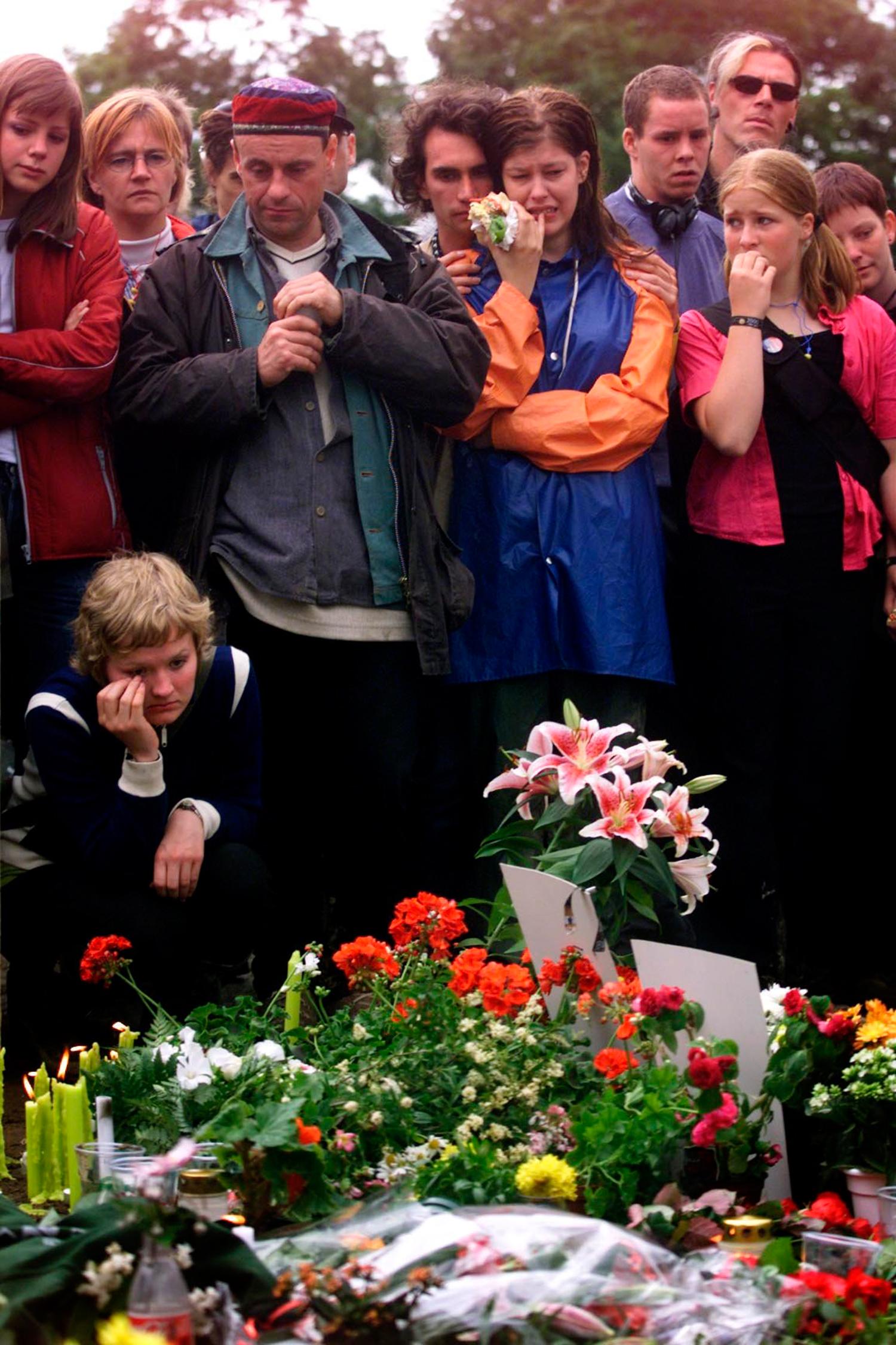 Sörjande festivalbesökare på Roskilde, 2000.