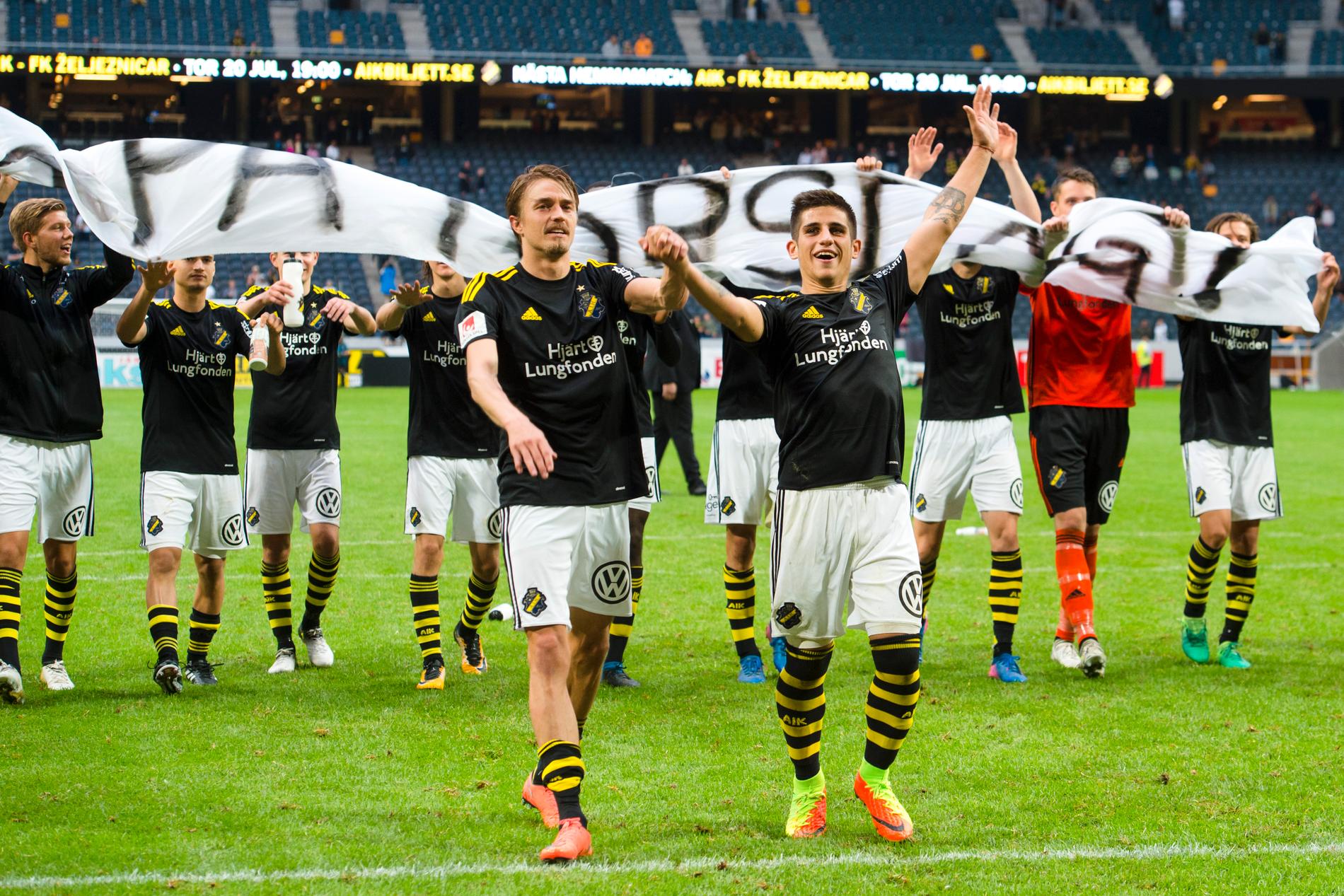 Stefanelli (till höger) tackar fansen tillsammans med AIK:s andra nyförvärv: Rasmus Lindkvist.