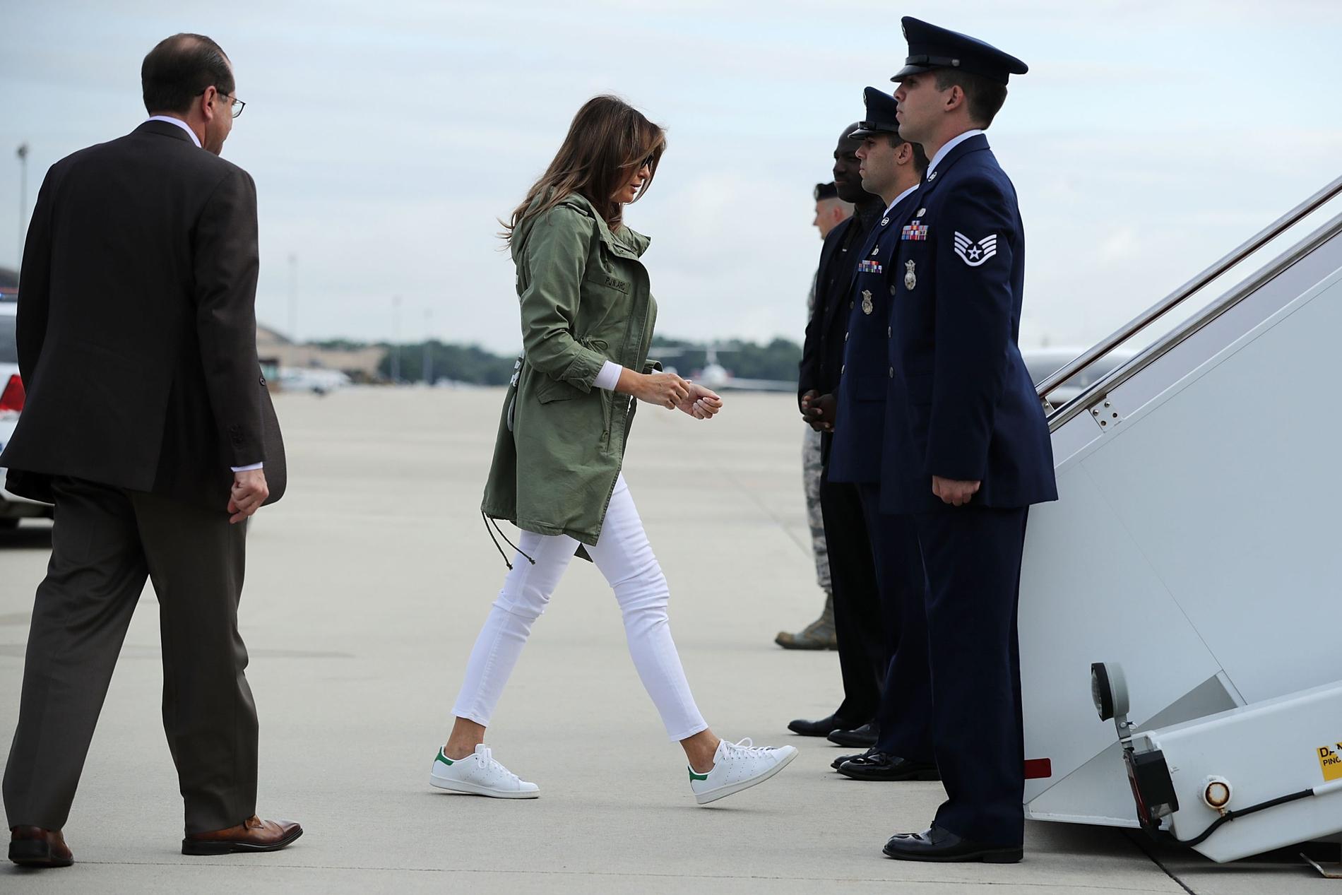 Melania Trump på väg ombord ett flygplan till gränsen. 