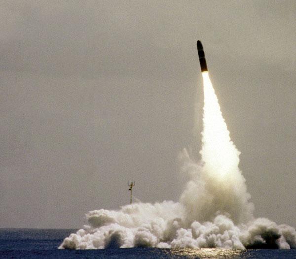 En kärnvapenmissil avfyras från ubåten USS Ohio.