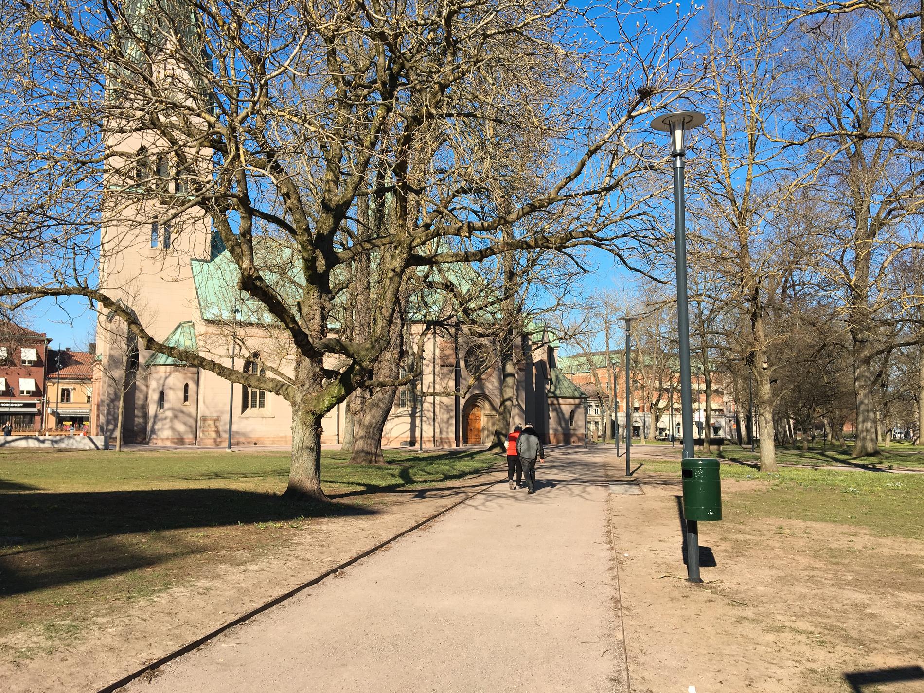 Sankta Helena kyrka ligger precis invid järnvägsstationen i Skövde.