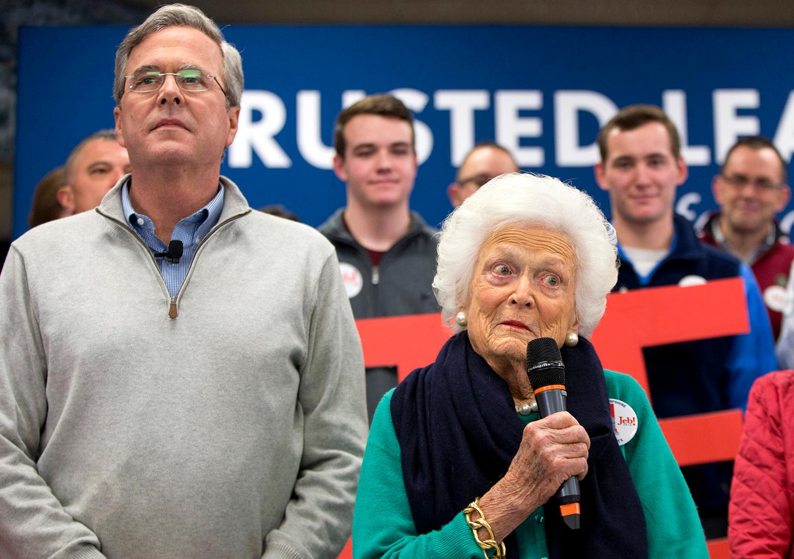 Jeb Bush hade med sig mamma Barbara i kampanjen inför valet i New Hampshire.