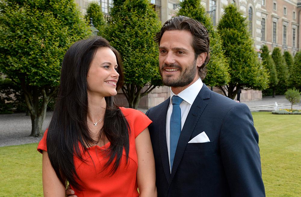 Prins Carl Philip och Sofia vid offentliggörandet av förlovningen 27 juni 2014 vid Logården vid Kungliga slottet. 