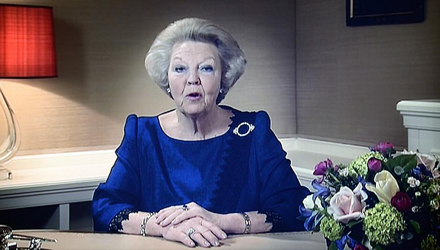 Hatten av. Drottning Beatrix berättade i ett tv-sänt tal att hon abdikerar.