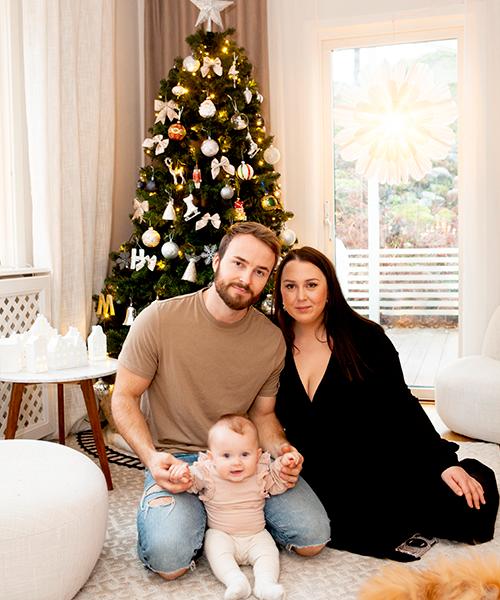 Martina och Hugo tillsammans med dottern Wilma, som i år firar sin första jul.