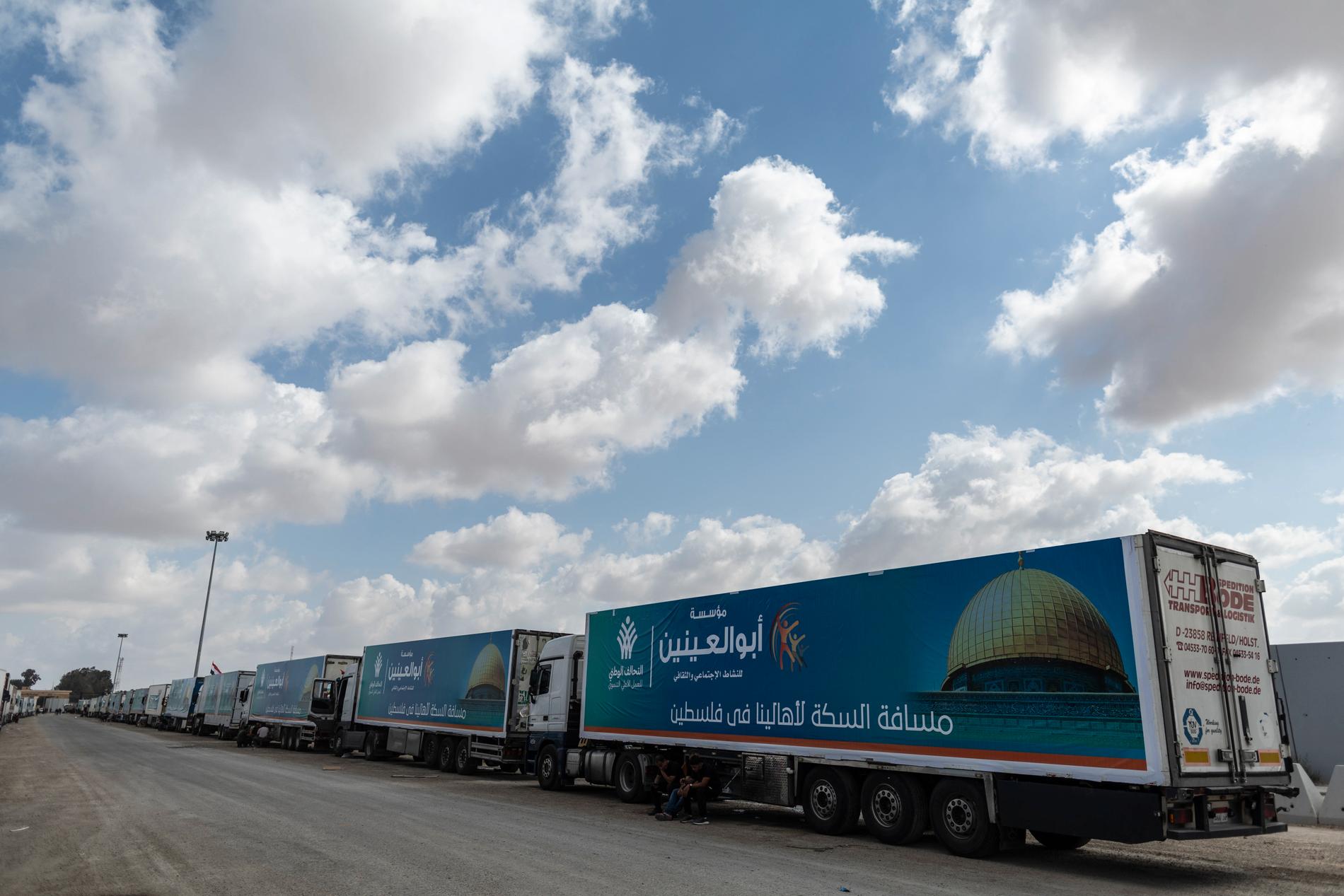 Lastbilar med nödhjälp har väntat i dagar på att få köra in i Gaza. 