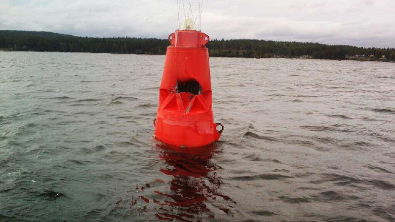 I vattnet, 500 meter från stranden där båten hittades, ligger en trasig stålboj.