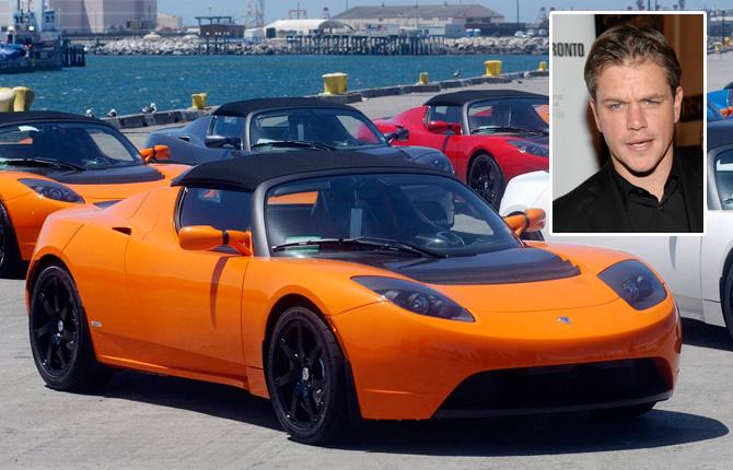 Matt Damon rattar sportiga elbilen Tesla.