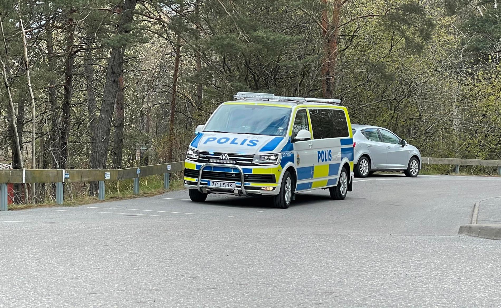 Polis på plats i Årsta.