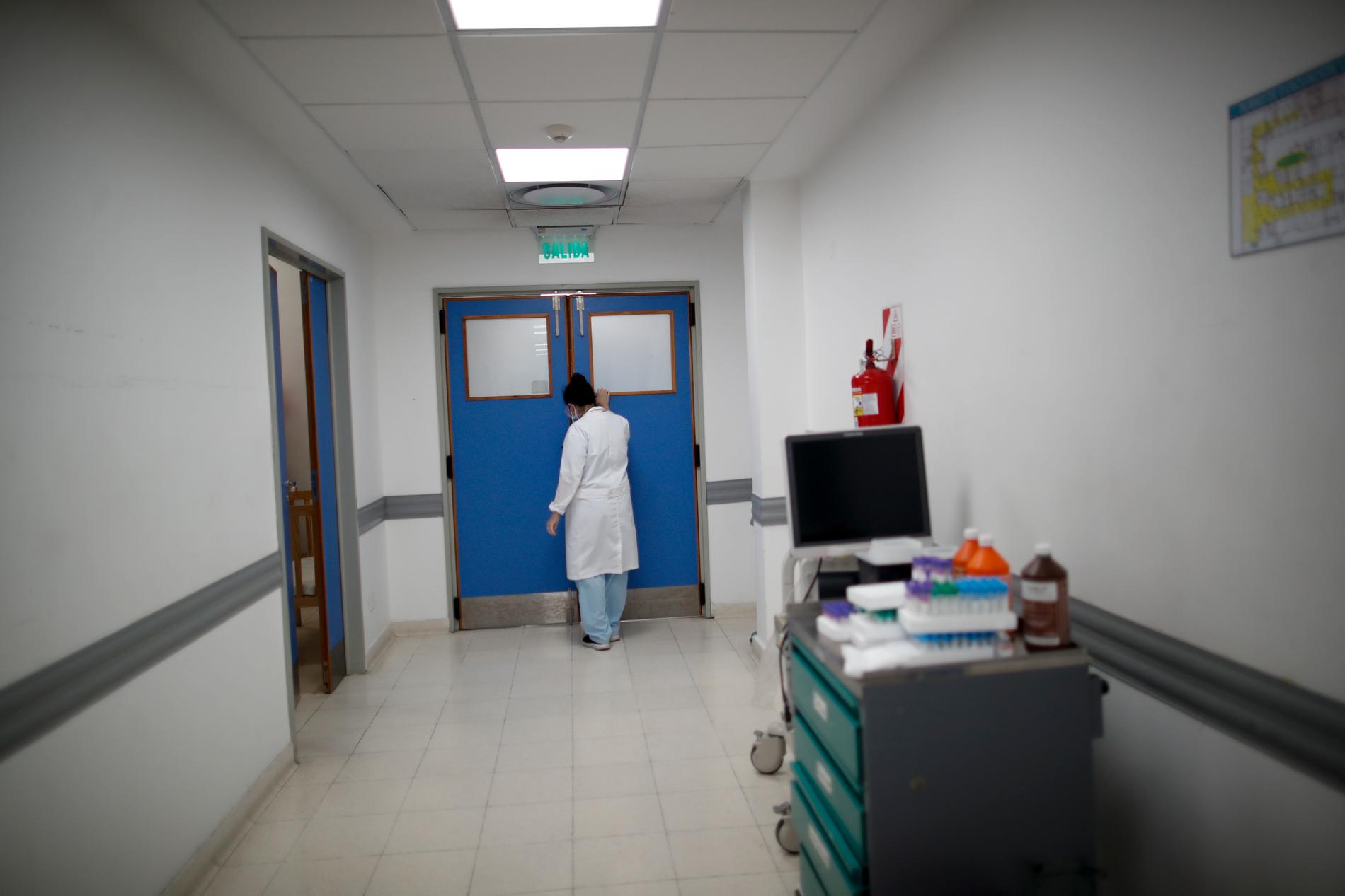En läkare på ett covidsjukhus i Argentina. Arkivbild.
