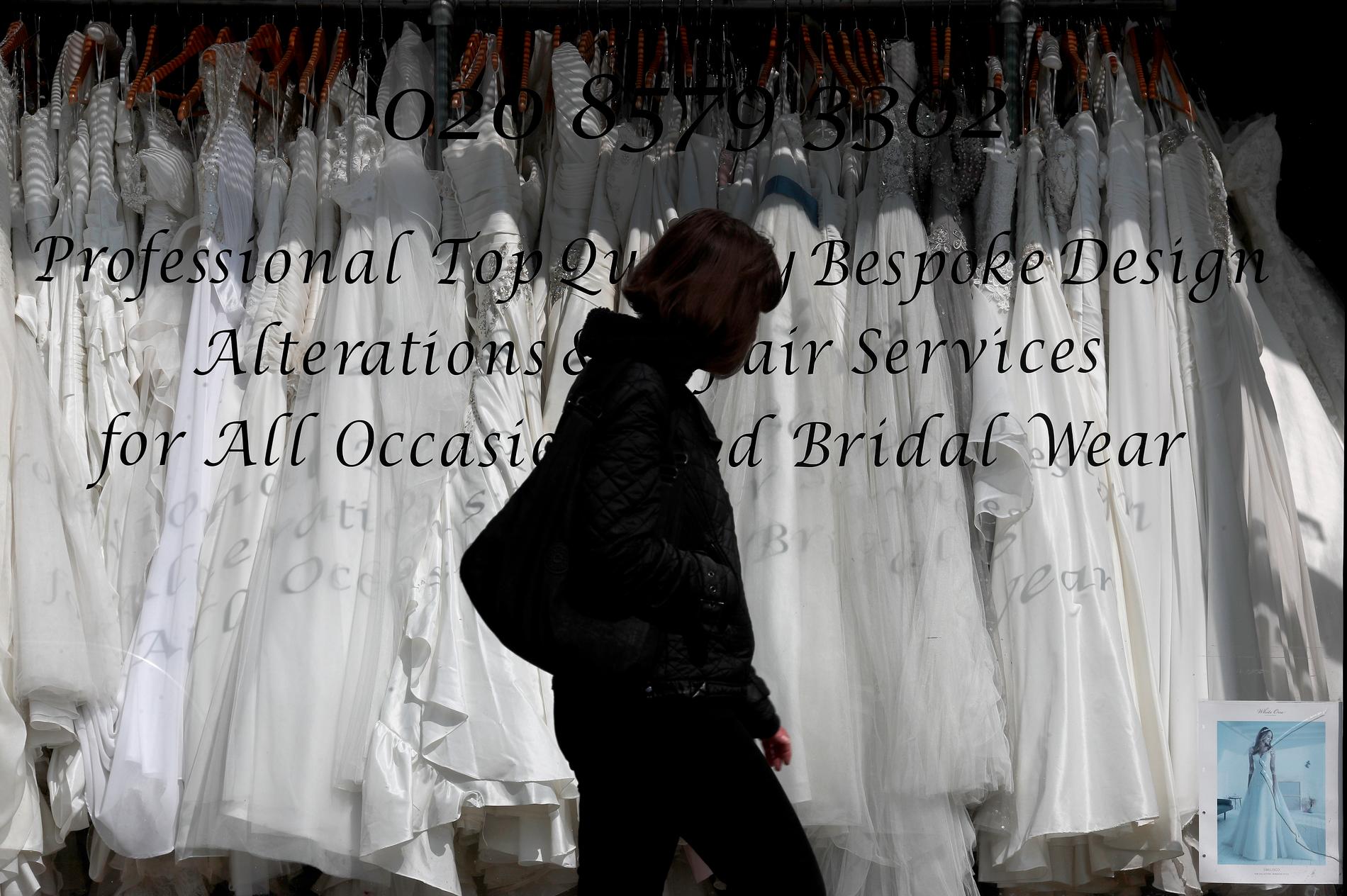 En kvinna passerar en brudklänningsbutik i London. Arkivbild.
