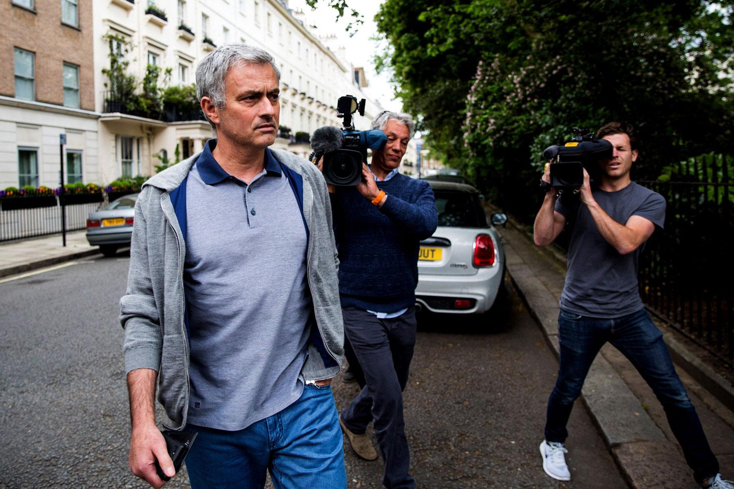 José Mourinho var påpassad av brittisk media utanför sitt hus i London under söndagen.
