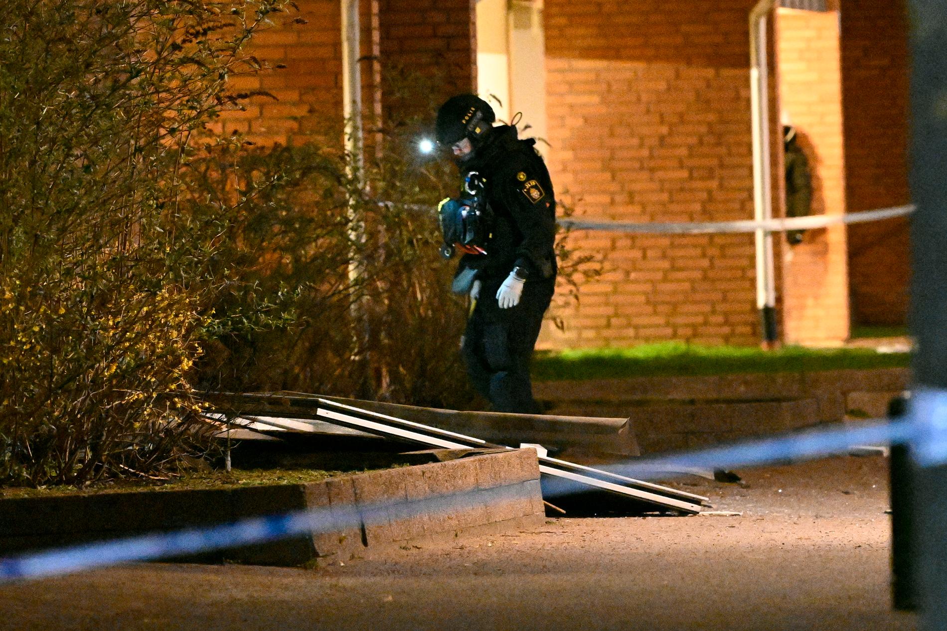 Polisen på plats i Rosengård efter en explosion i ett trapphus i ett bostadshus.