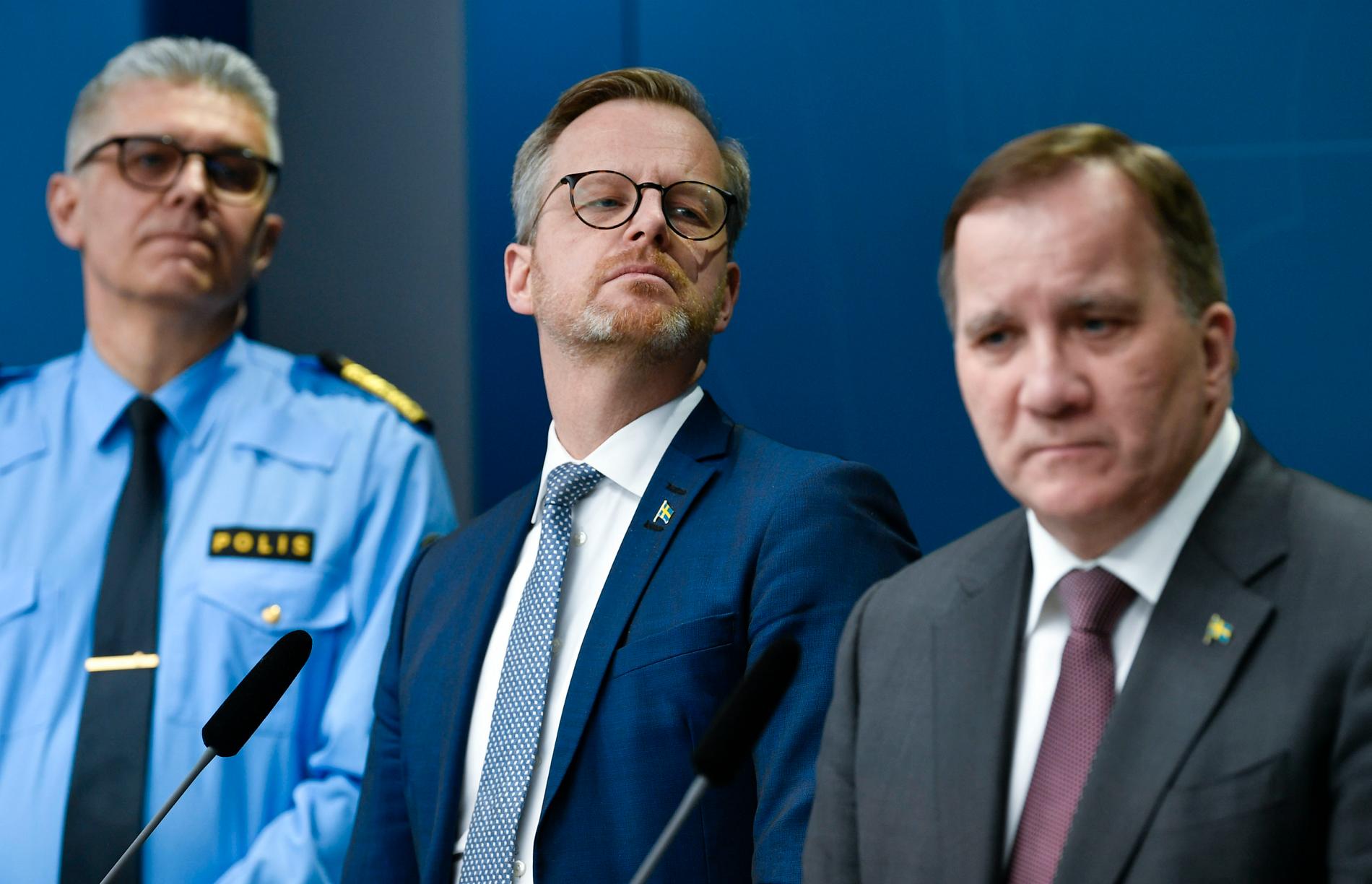 Rikspolischef Anders Thornberg, Inrikesminister Mikael Damberg, och statsminister Stefan Löfven under pressträffen där de berättade om den nya förordningen.