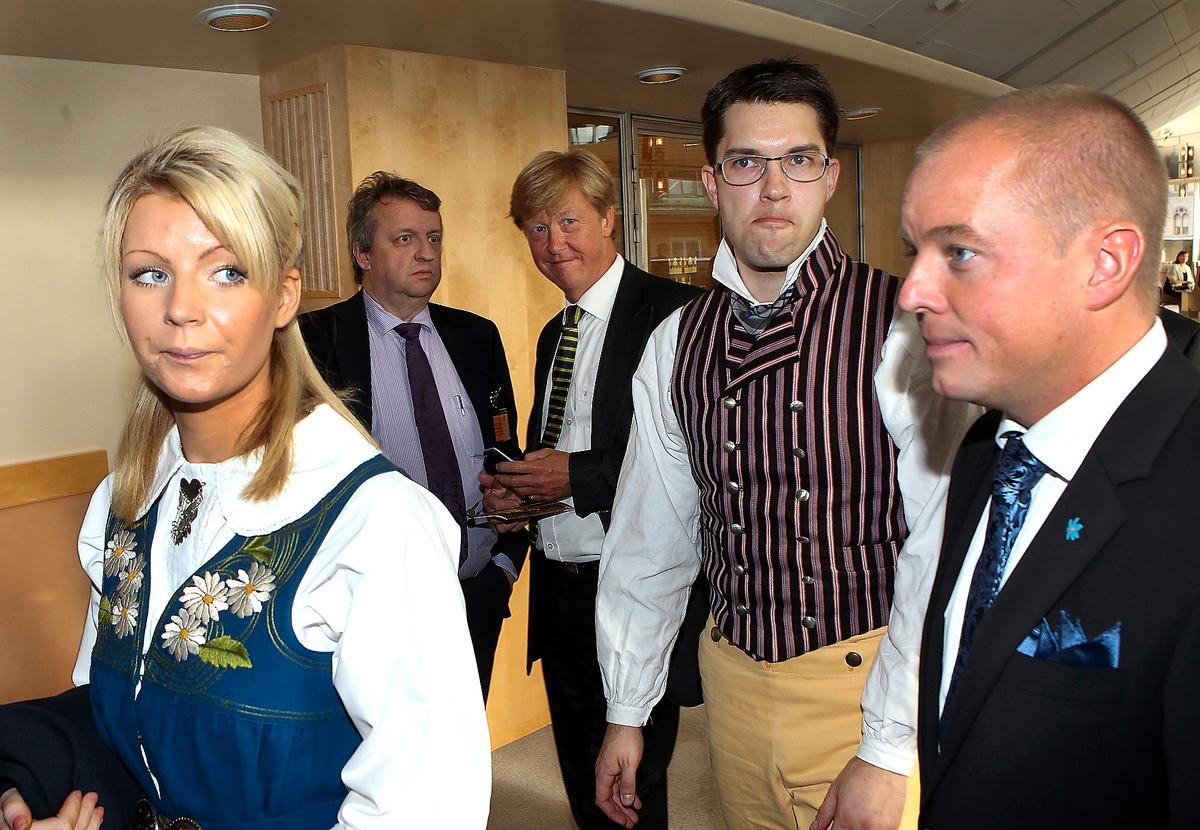 SNOPET Jimmie Åkesson får följa Nobelfesten från tv-soffan i år. Bland gästerna kan han bland annat få se Nordkoreas och Syriens ambassadörer i Sverige.