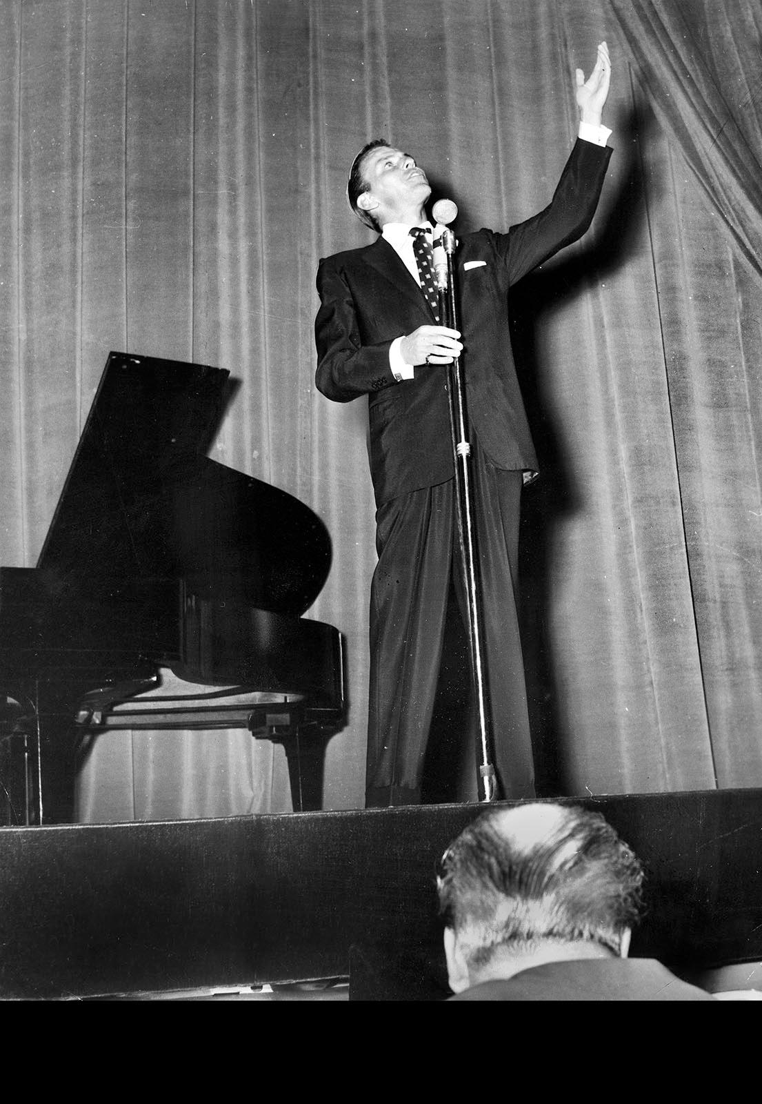 På China i Stockholm Frank Sinatras konsert på Chinasalong den 31 maj 1953 recenserades av Aftonbladets Teddy Nyblom. Han konstaterar att priset för biljetterna 15- 20 kronor var väl tilltaget och noterar de många luckorna på parkett.