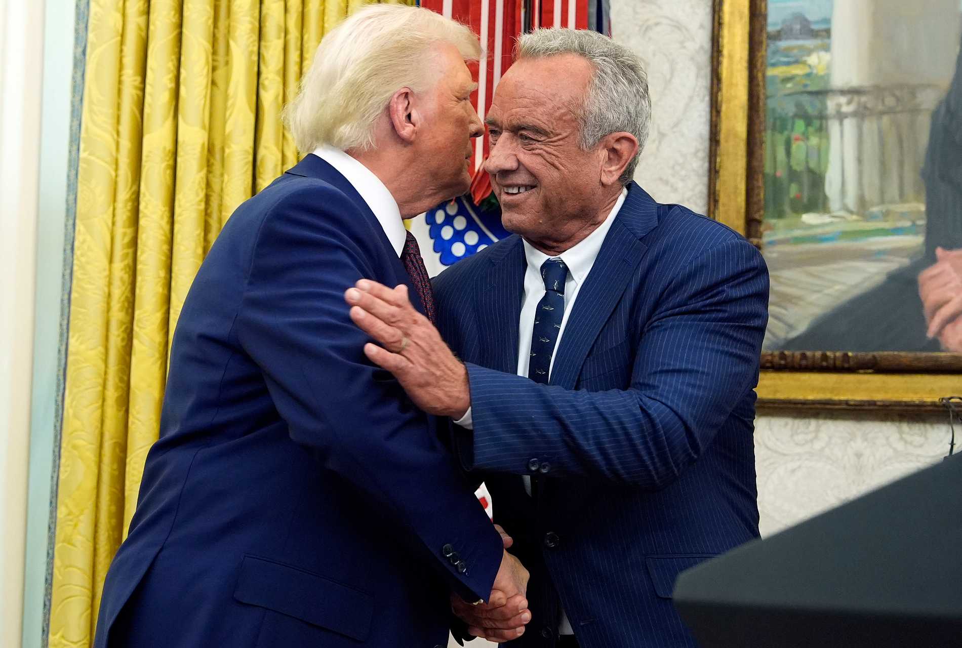 Robert Kennedy Jr svärs in som USA:s nya hälsominister.