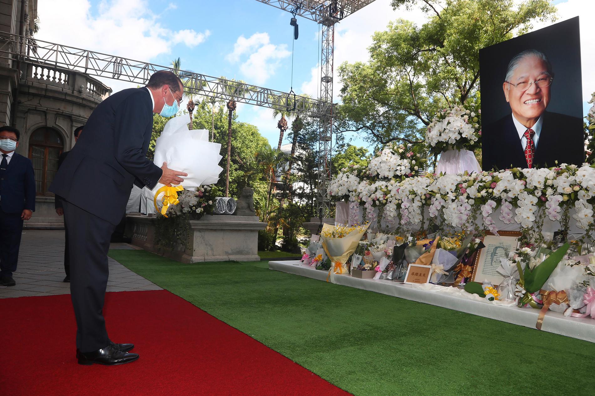 USA:s hälsominister Alex Azar lägger ned blommor vid en minnesstund för den tidigare taiwanesiske presidenten Lee Teng-hui.
