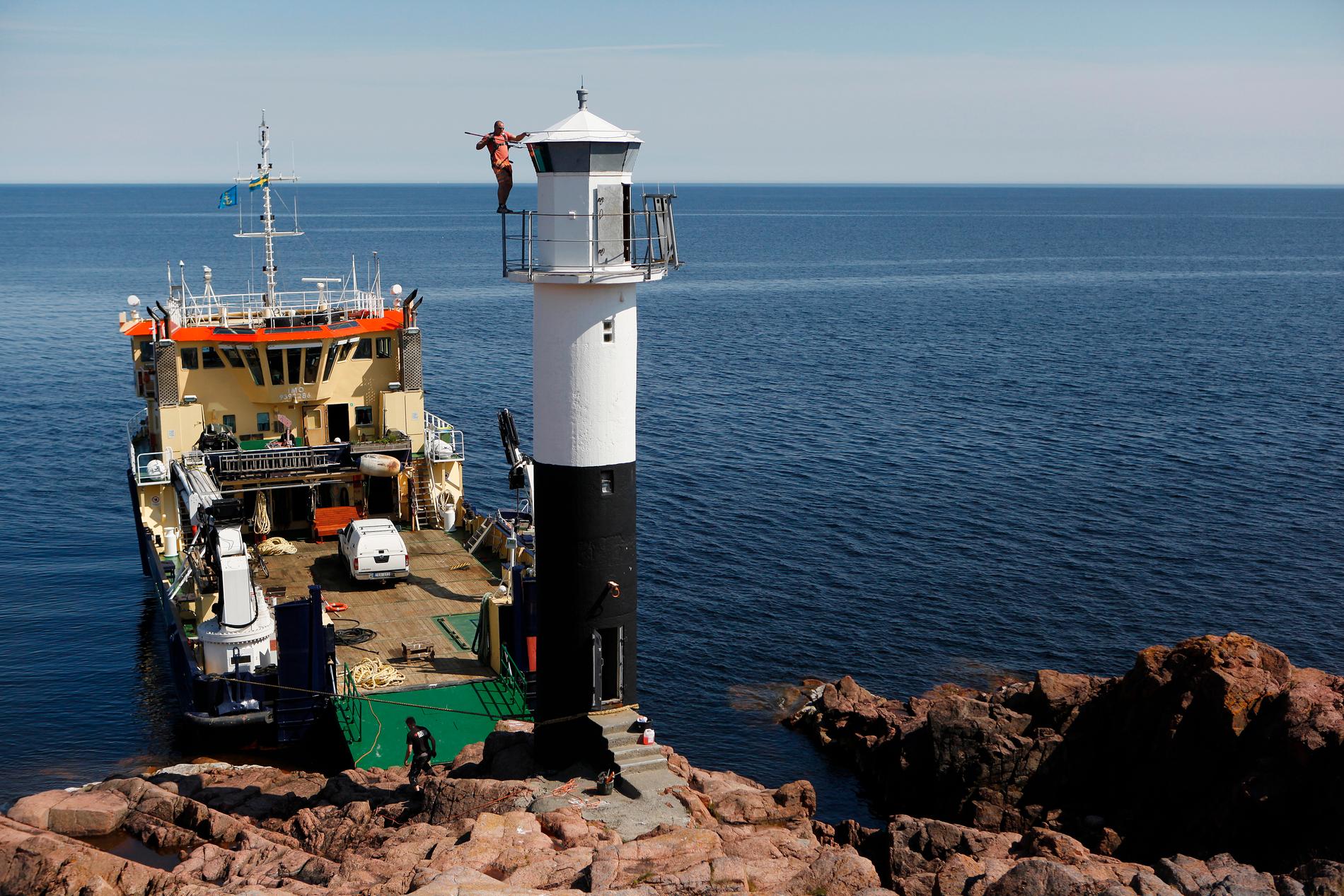 Sjöfartsverkets underhållsfartyg Fyrbjörn håller fyrarna längs landets kuster i gott skick. På bilden som är från 2014 fick exempelvis Rödögubbens fyr besök.