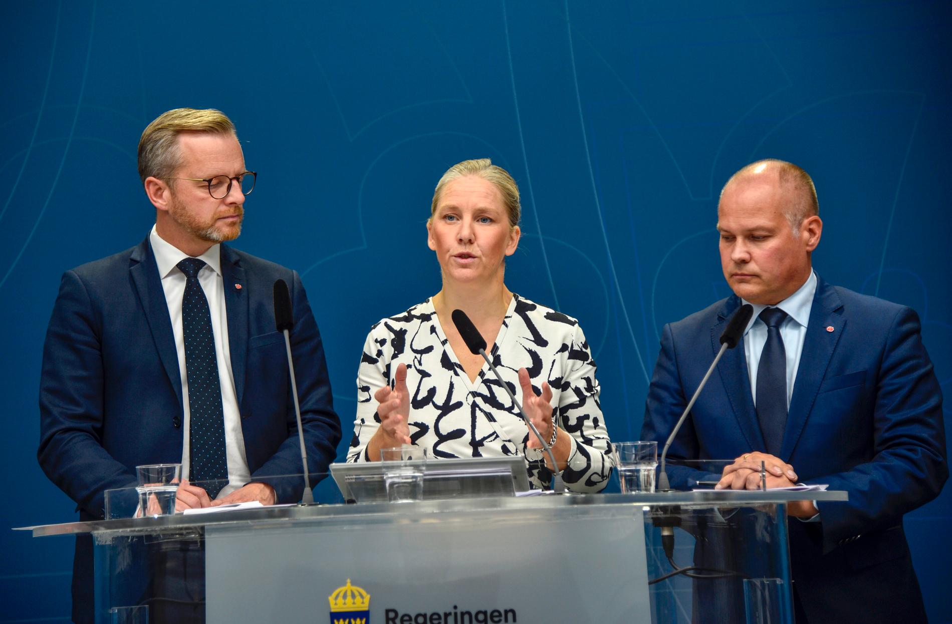 Inrikesminister Mikael Damberg (S), miljöminister Karolina Skog (MP) och justitieminister Morgan Johansson (S) på lördagens presskonferens.
