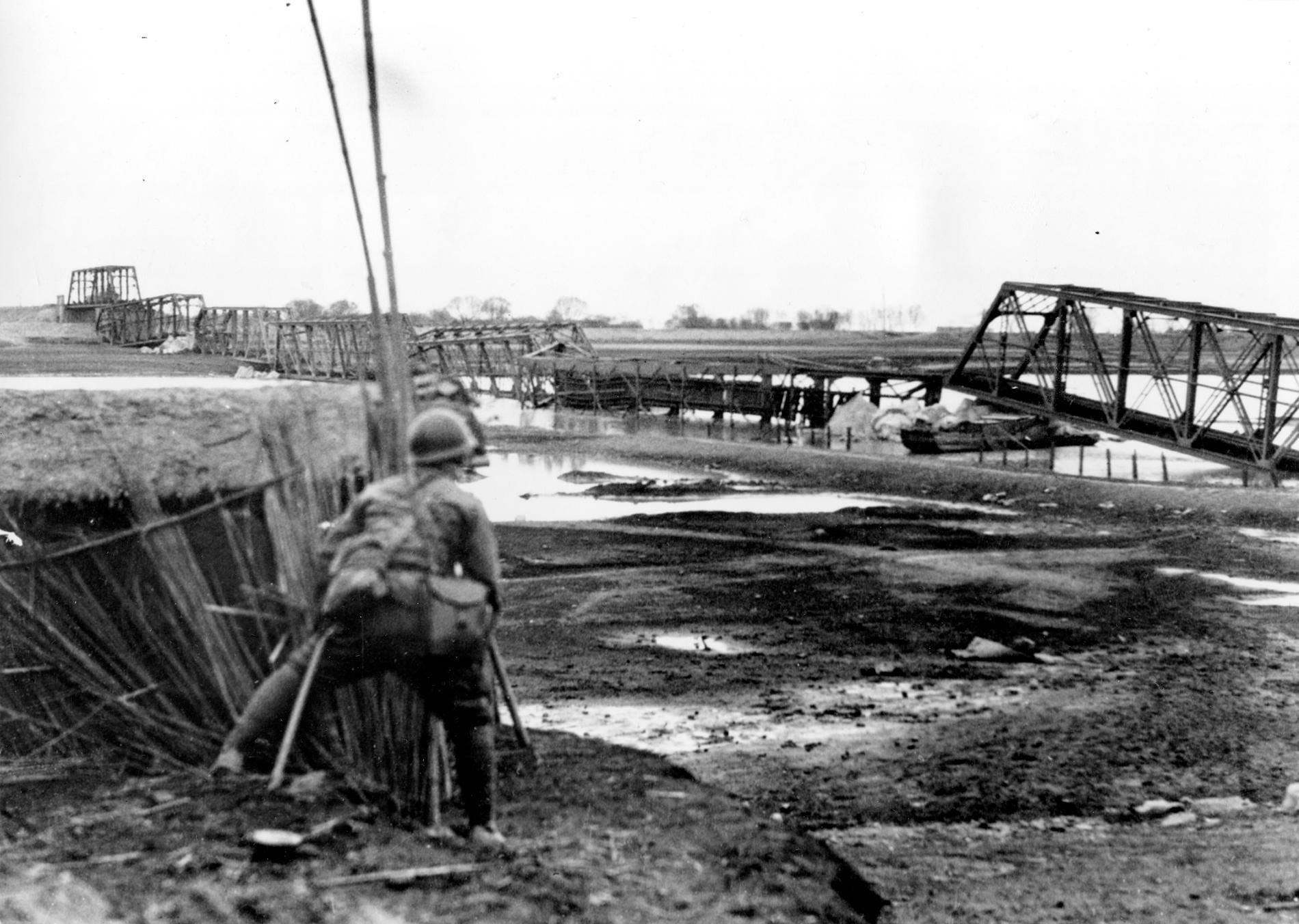 Historiker har hittat japanska bevis för att Japan använde kemiska vapen i andra kinesisk-japanska kriget. Här står en japansk soldat vid en förstörd järnvägsbro nära Pengpu, Kina, i mars 1938. Arkivbild.