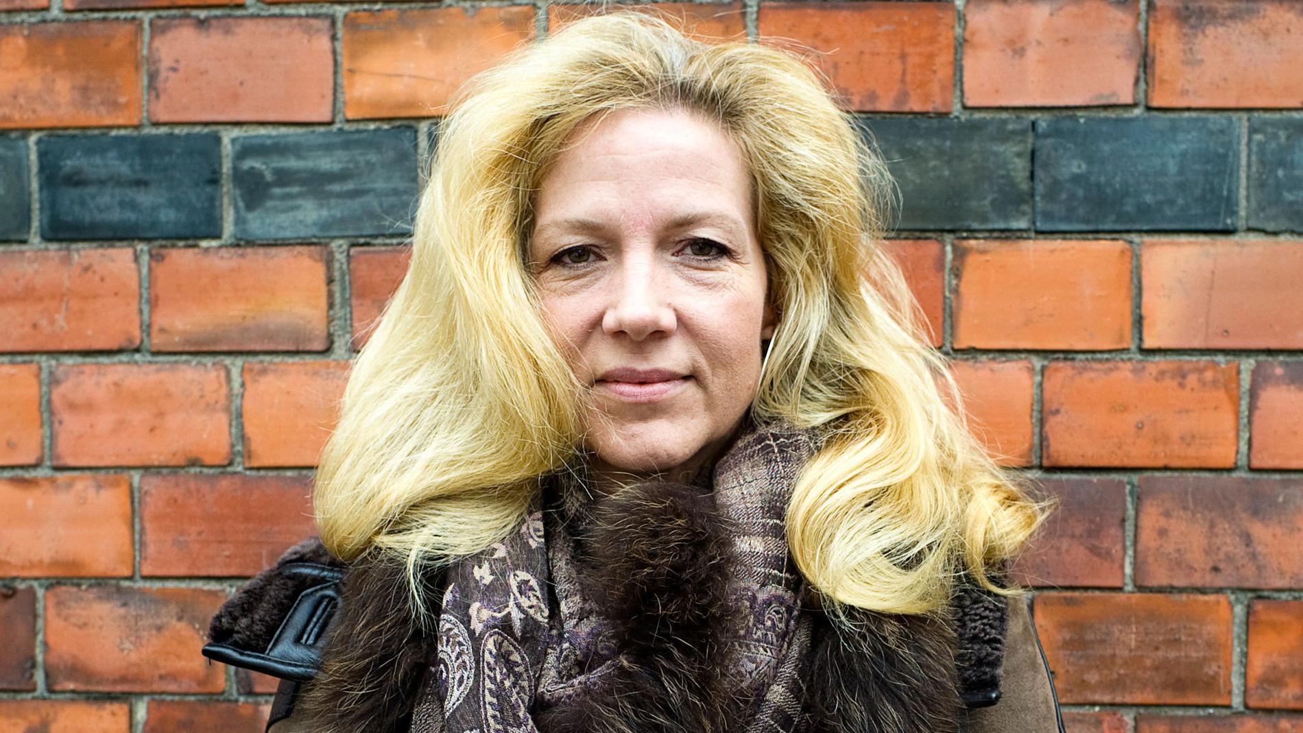 LEVER DRÖMMEN. Liza Marklund har jobbat som croupier, fabriksarbeterska och servitris innan hon blev journalist. Nu gör hon det som flest svenskar drömmer om – skriver böcker.