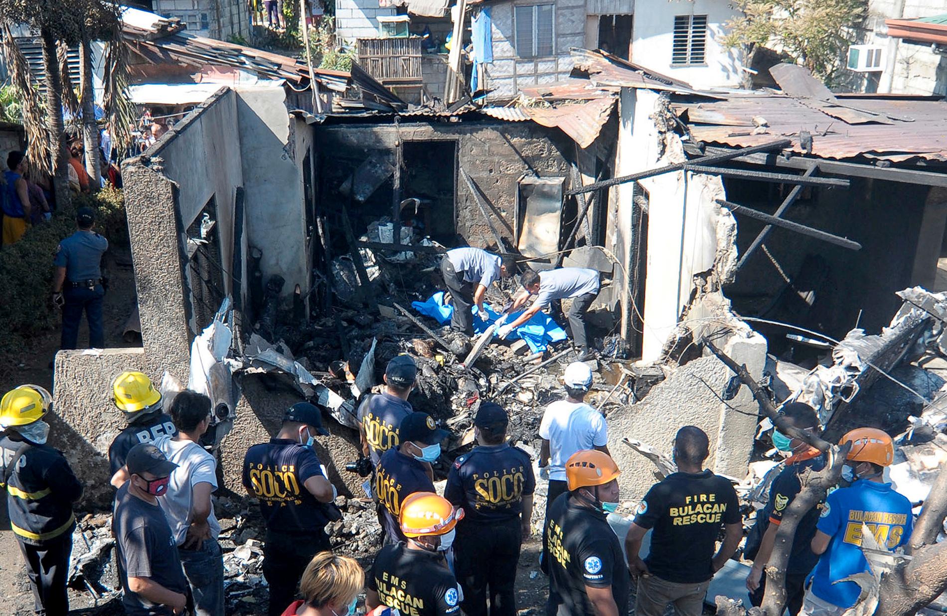 Tio personer dog när ett flygplan kraschade in i ett hus utanför Filippinernas huvudstad Manila.