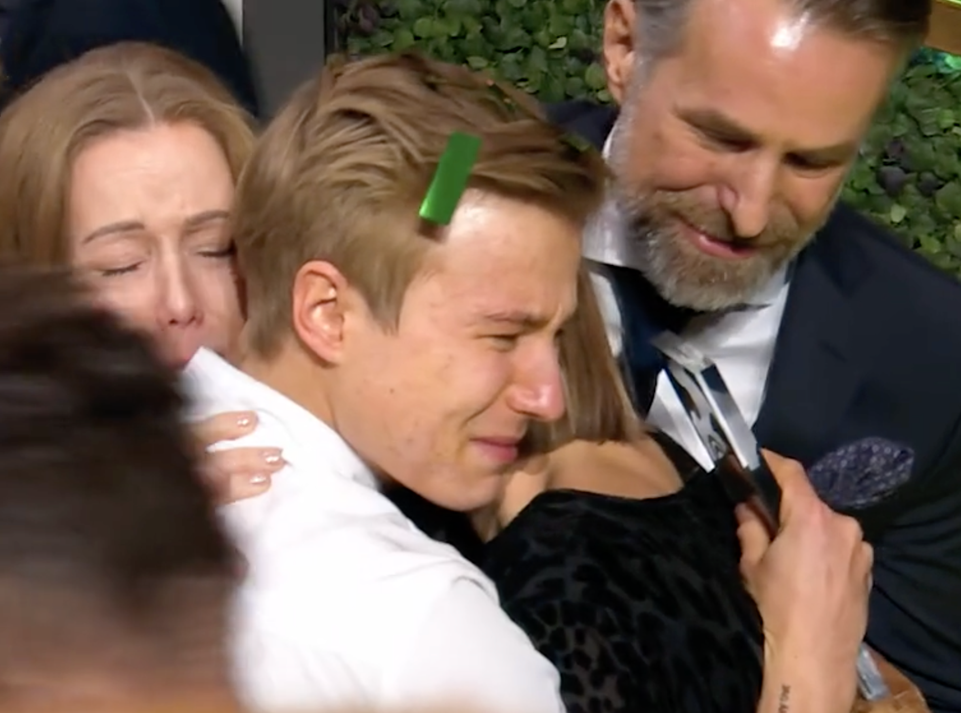 Adam Thulin kramar om sin familj efter vinsten.