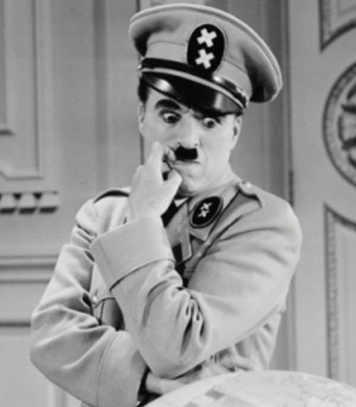 Chaplin i klassisk Hitler-parodi.