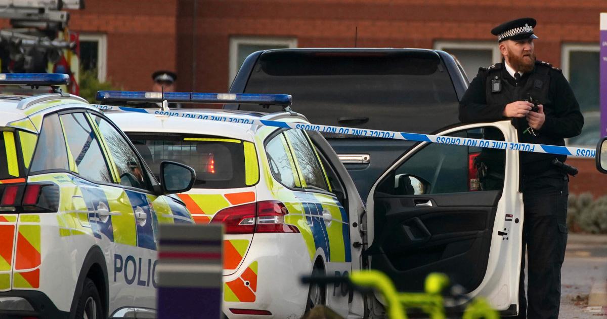 Tre personer har gripits i Liverpool. En bil har exploderat vid ett sjukhus. Anti-terrorpolis är inkopplad.