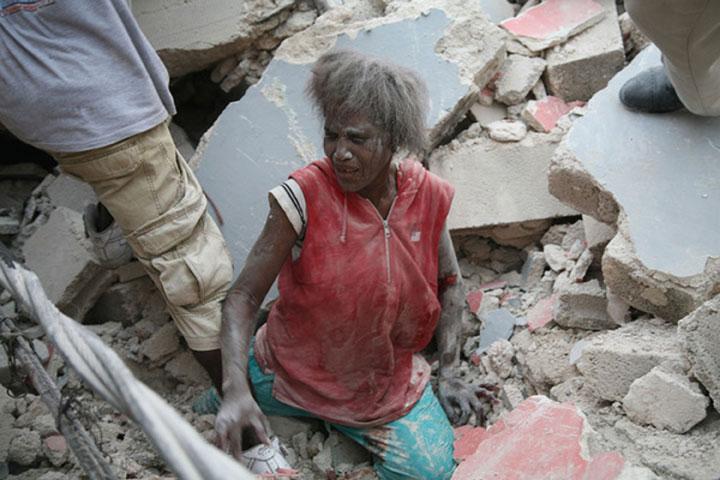 Fast i rasmassorna Otaliga haitier har skadats och fastnat under rasmassorna från byggnader. Här får en kvinna hjälp att ta sig upp.