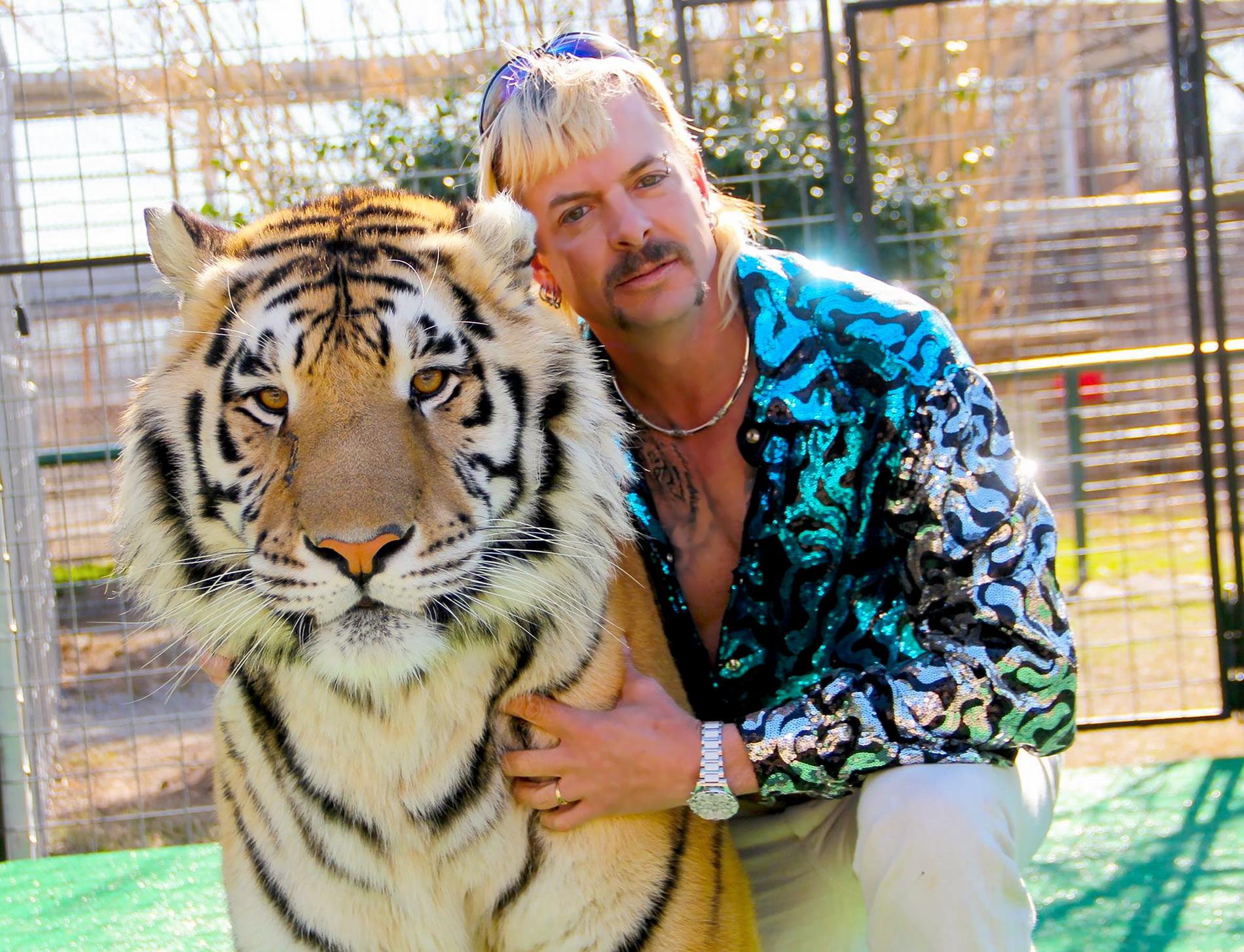 Joe Exotic med tiger i ”Tiger king”