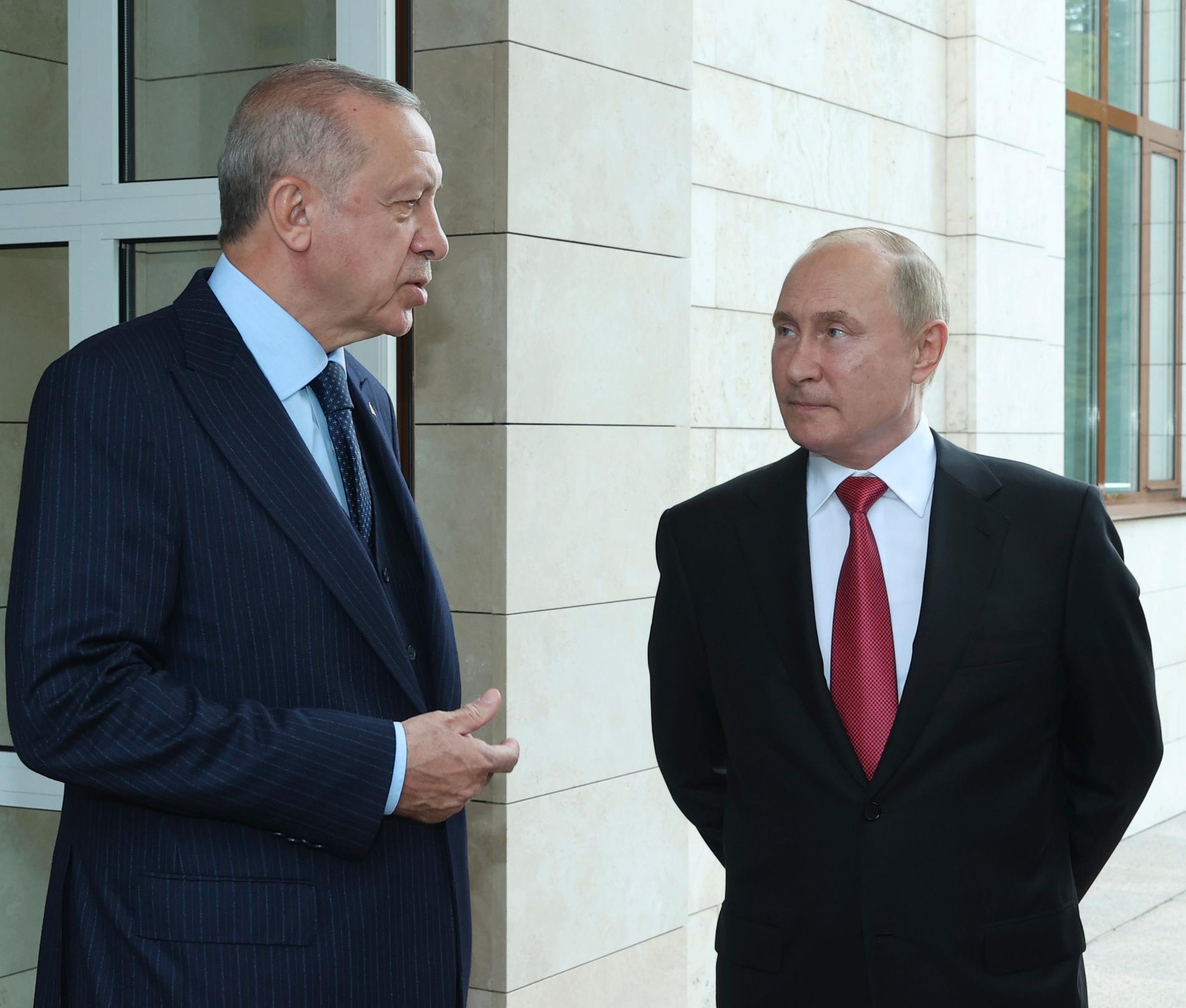 Turkiets Recep Tayyip Erdogan och Rysslands Vladimir Putin ska ses i Teheran. Här träffades de i ryska Sotji i september förra året. Arkivbild.