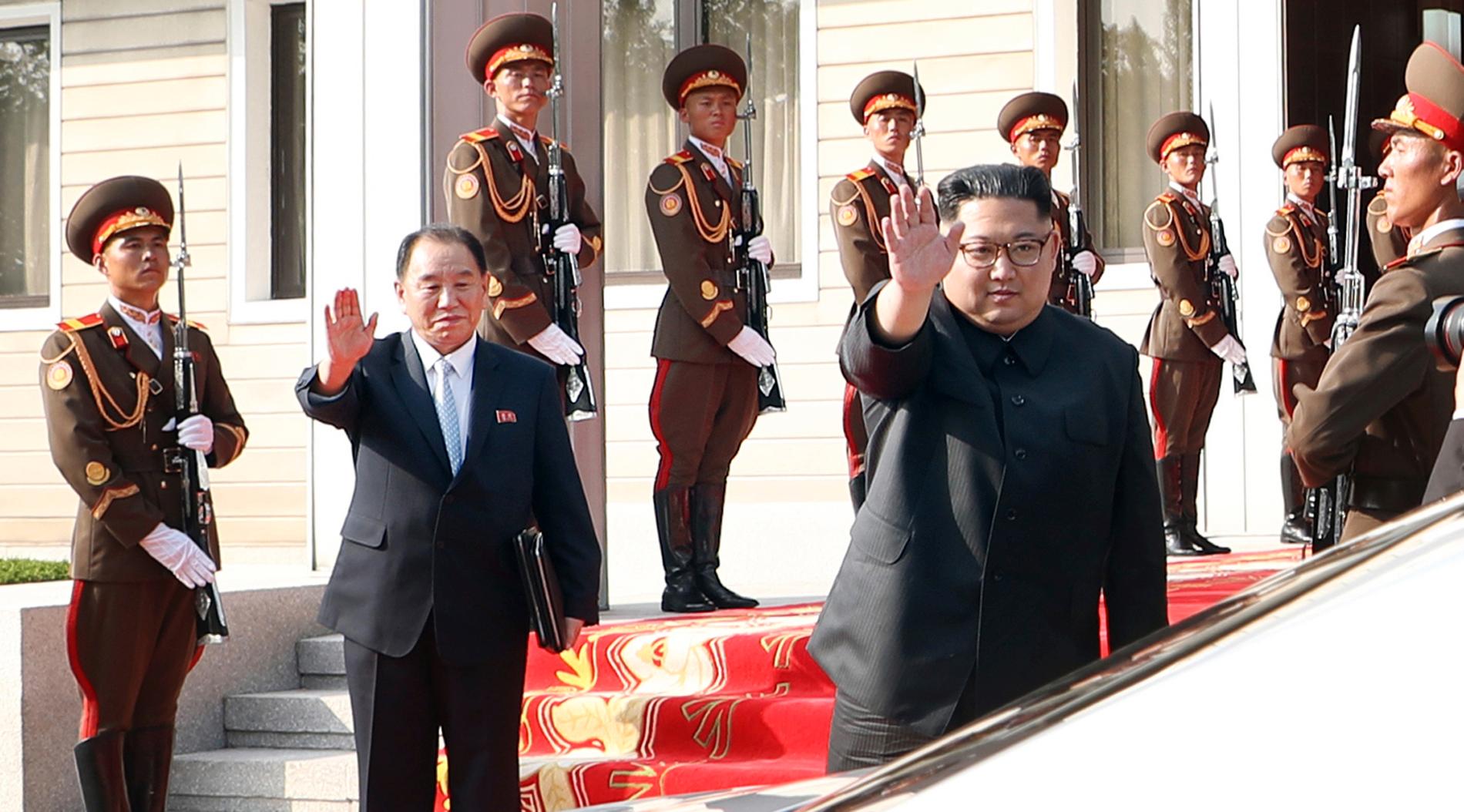 De nordkoreanska ledarna Kim Yong-Chol och Kim Jong-Un vinkar mot Moon Jae-Ins bil efter lördagens möte.